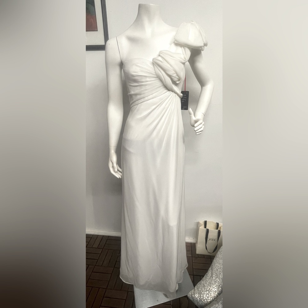 Chic and simple design element on one shoulder fitted wedding dress!